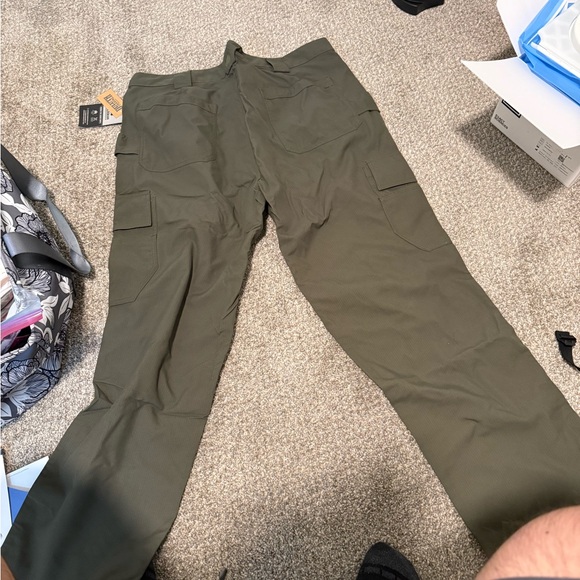 Duluth Trading Co Men's Green Cargo Pants - Picture 2 of 5